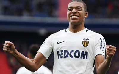 壹体育精华-C罗任意球划出诡异弧线